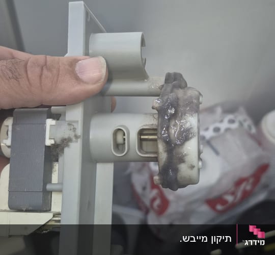 חלק חשמלי עם סימני שחיקה או נזק